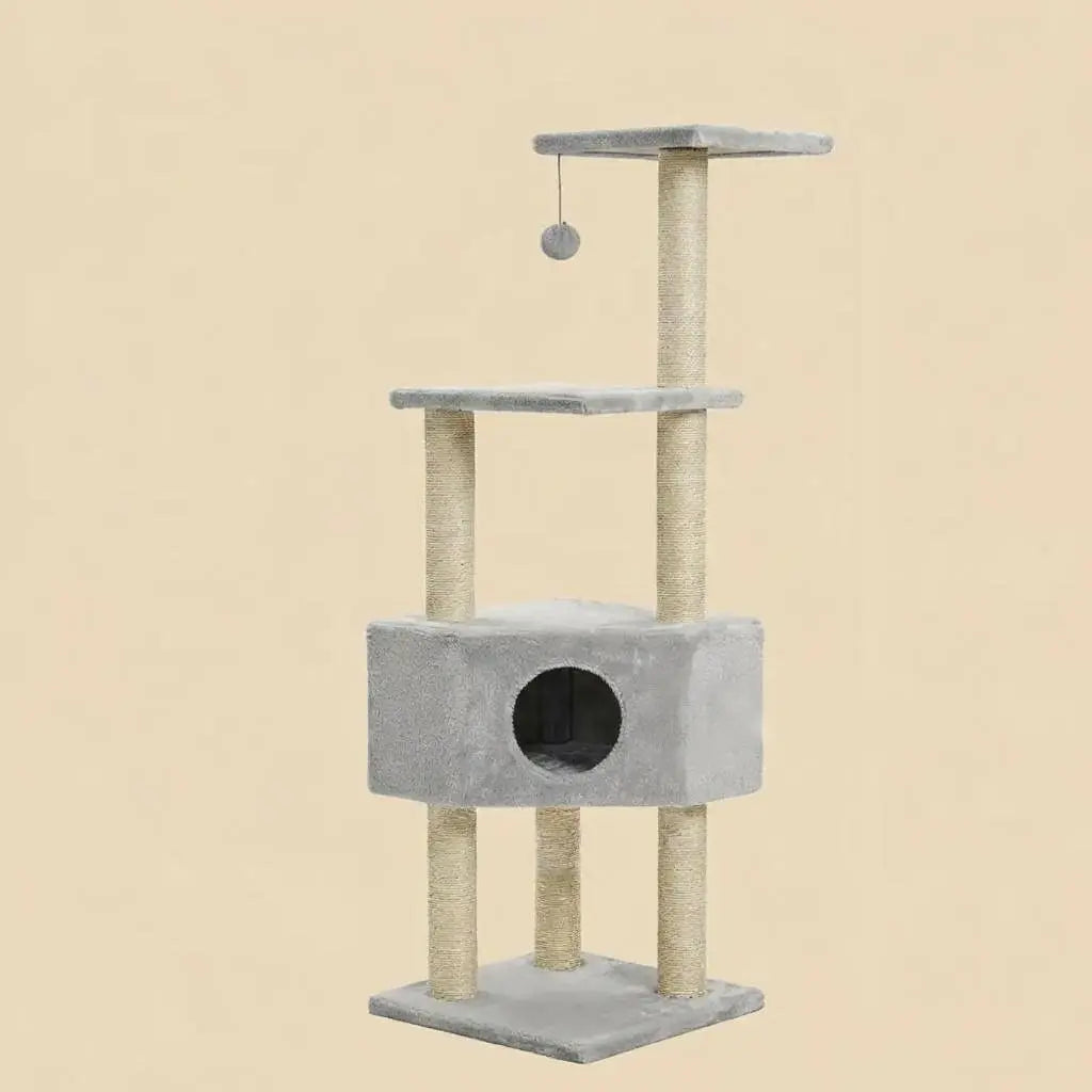 Arbre à chat avec griffoir gris sur fond neutre avec niche centrale et plateformes d'observation