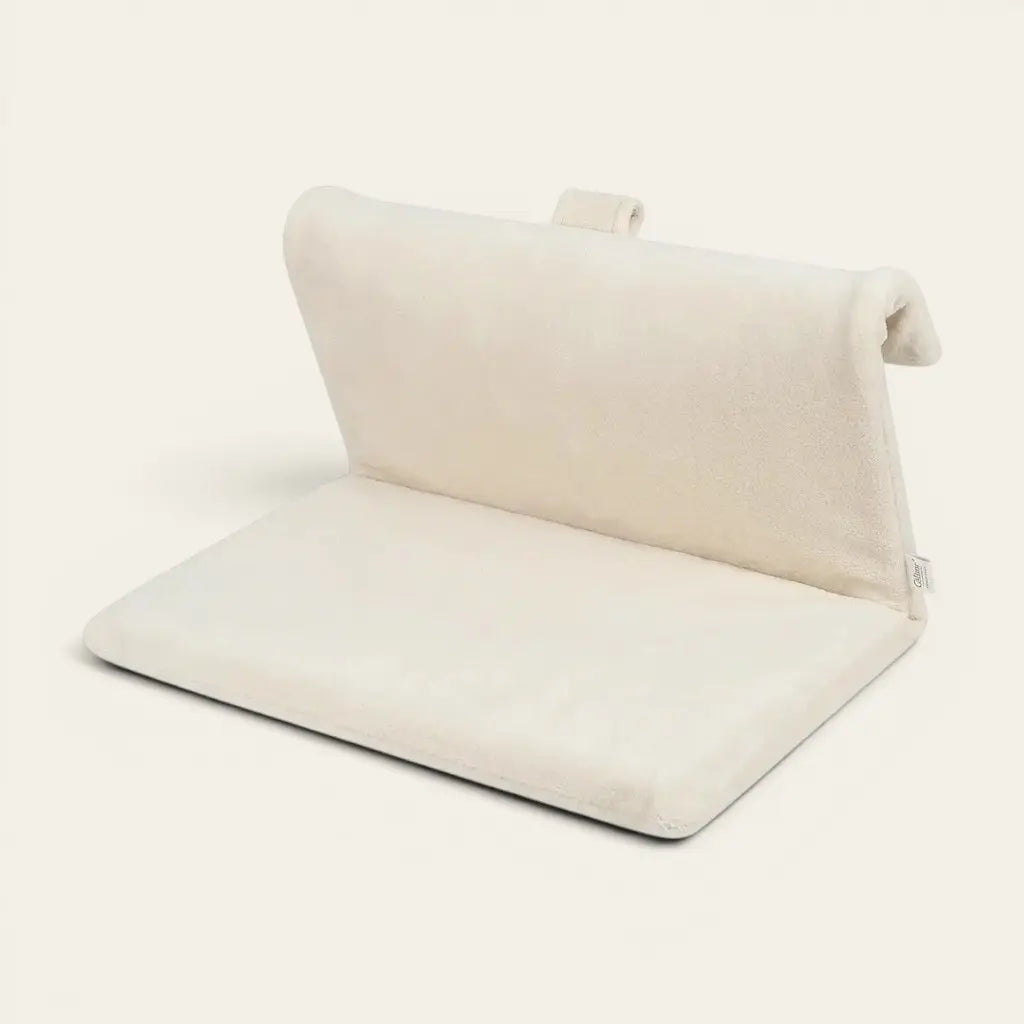 Coussin radiateur pour chat blanc doux et moelleux conçu pour créer un couchage confortable près du chauffage.