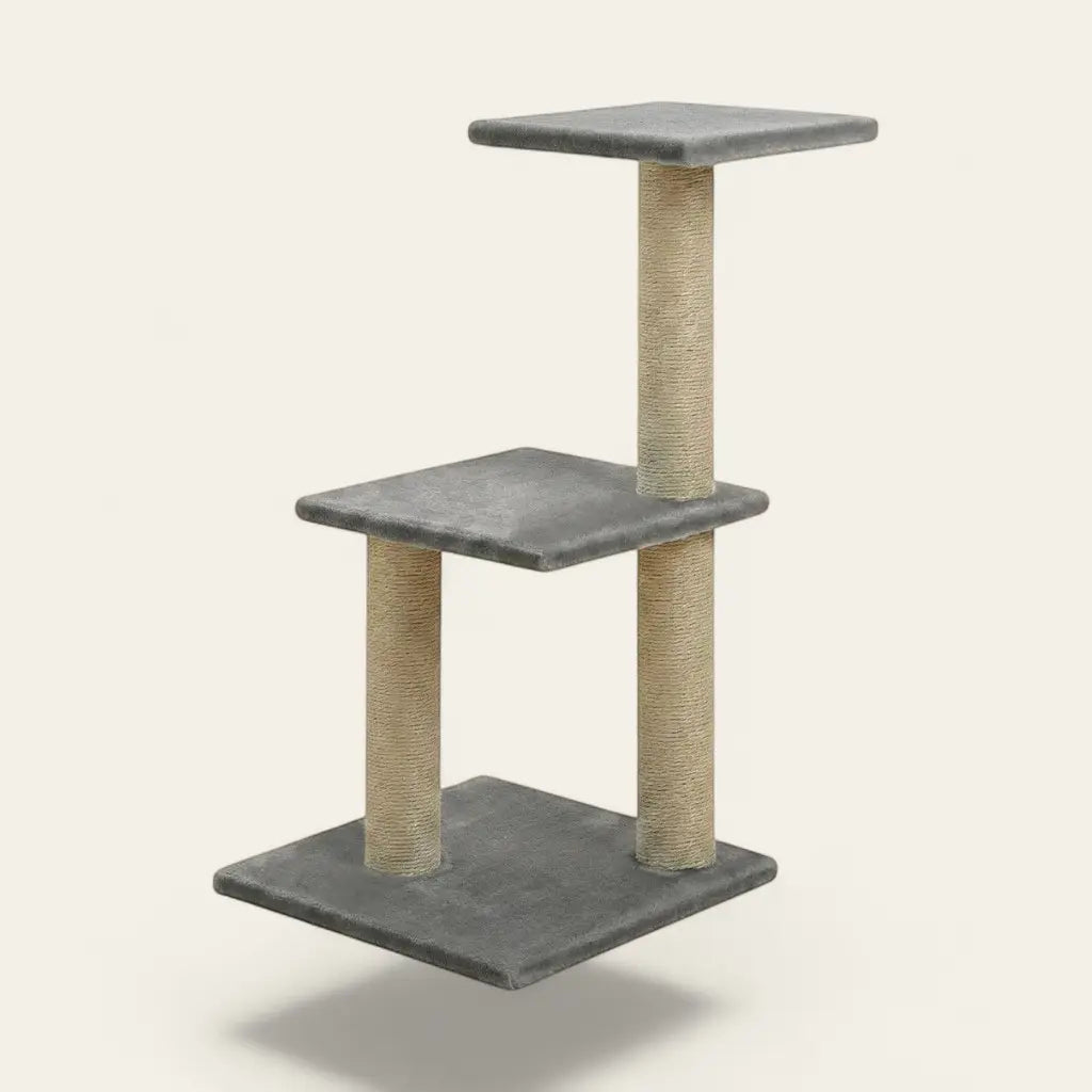 Arbre à chat d’angle gris avec griffoirs en sisal et plateformes sur plusieurs niveaux, conçu pour les petits espaces et le bien-être du chat.