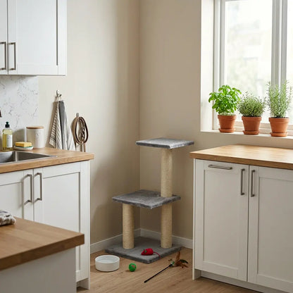 Arbre à chat d'angle compact installé dans un coin de cuisine pour optimiser l'espace disponible.