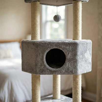 Détail de la niche d'un arbre à chat avec griffoir recouvert de tissu doux et poteaux en sisal