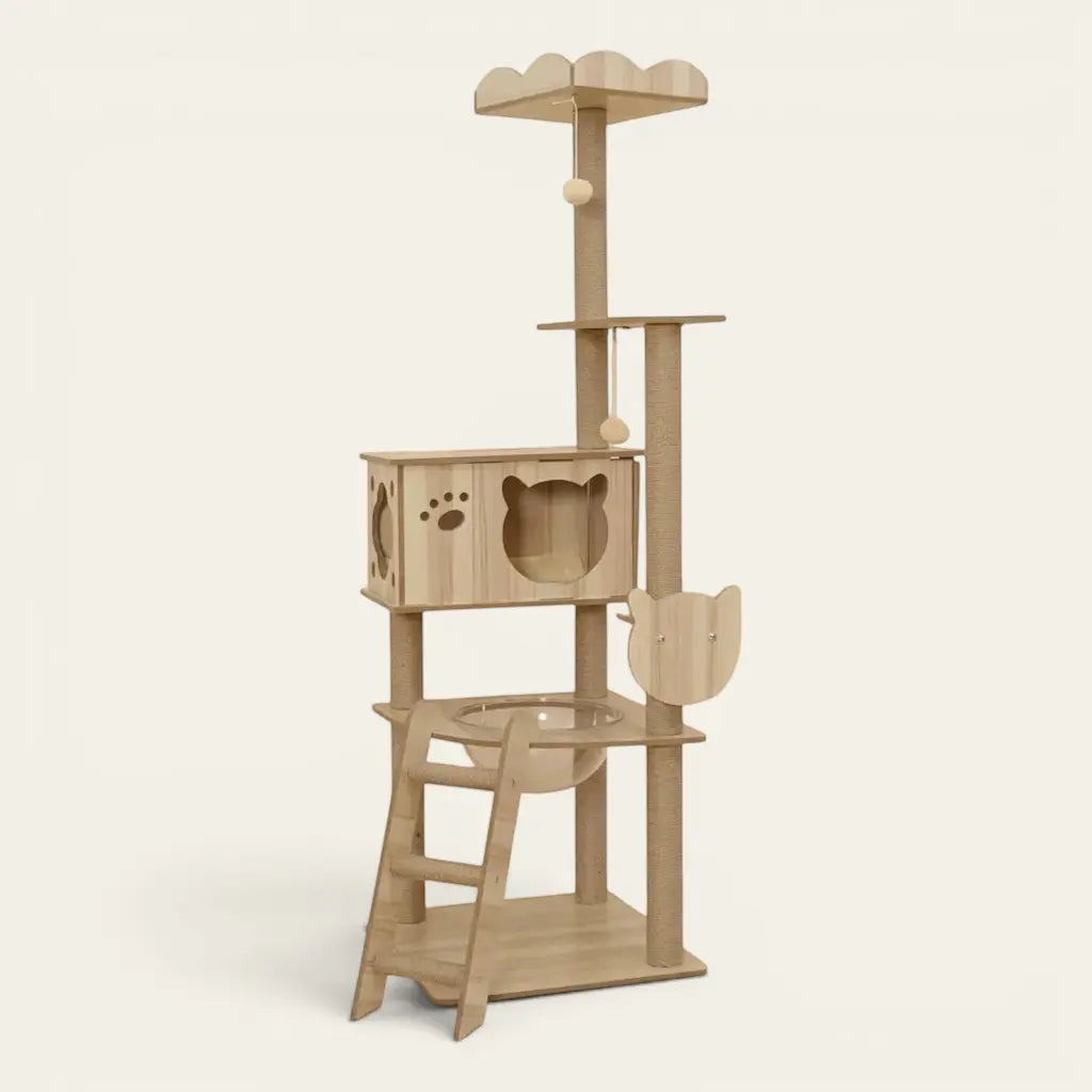 Arbre à chat beige bois avec niche fermée, hamac transparent, plateformes d’observation et poteaux griffoirs en sisal pour chats d’intérieur.