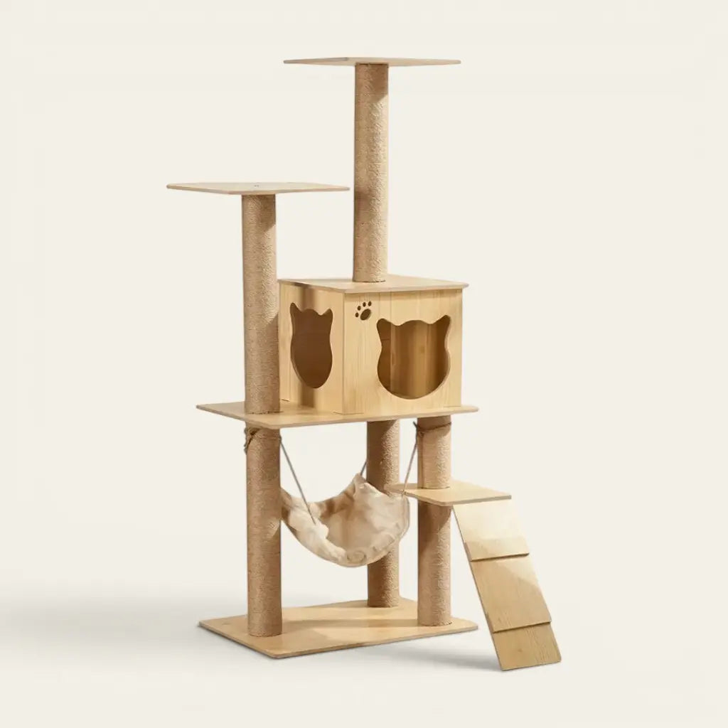 Arbre à chat en bois naturel avec hamac suspendu, niche de repos et plateformes surélevées pour stimuler l’activité et le confort du chat.