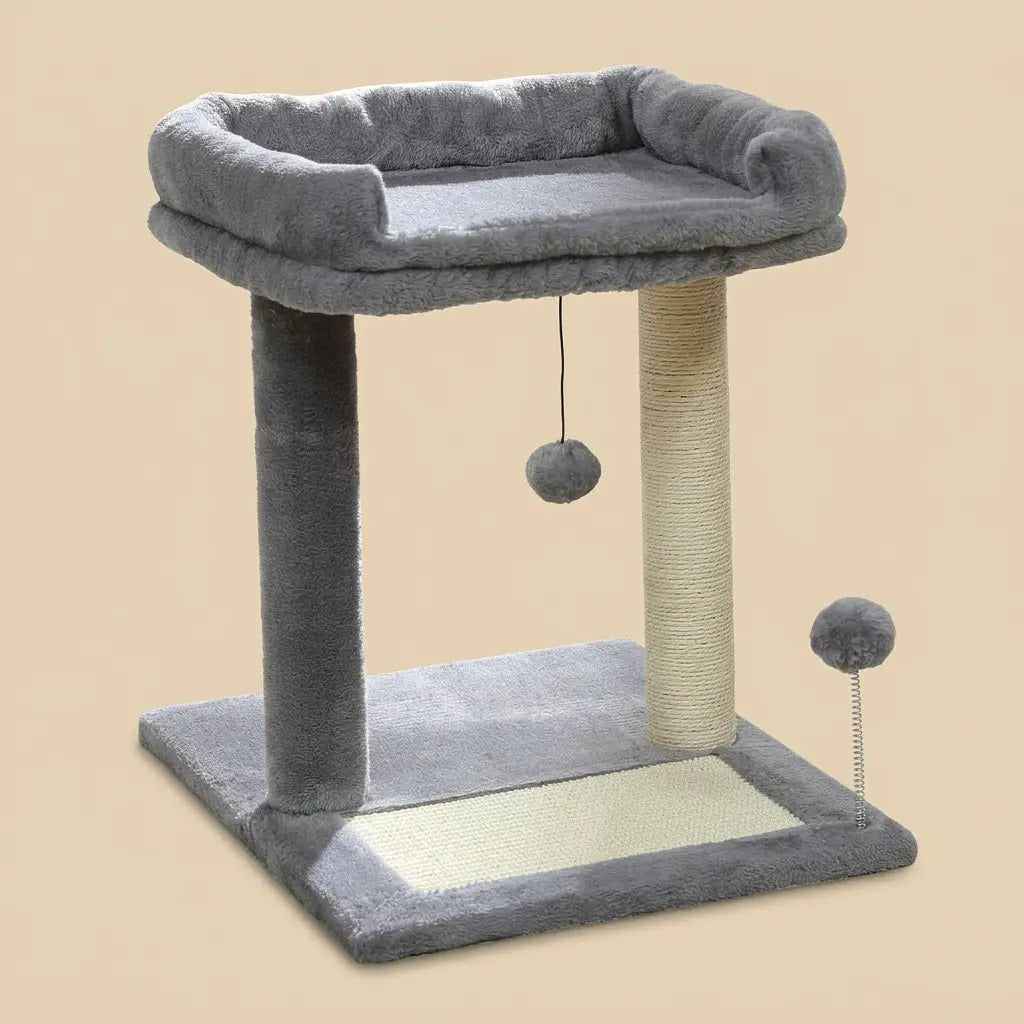 Arbre à chat en promotion gris avec poteaux griffoirs et jouets suspendus
