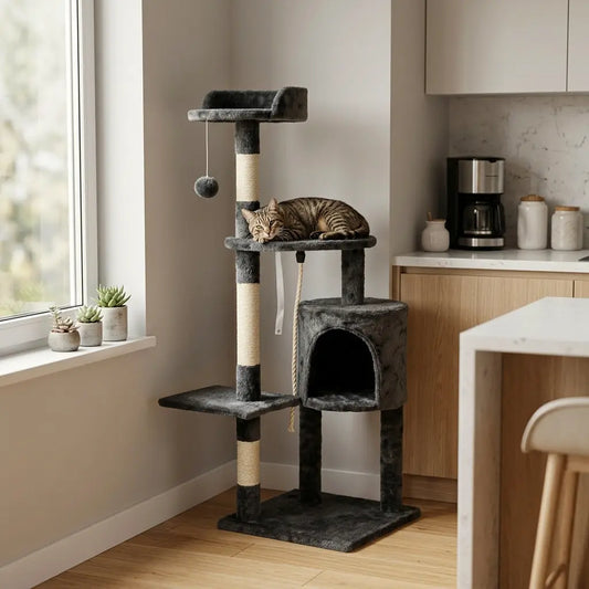 Arbre à chat en solde gris avec plateforme confortable, niche et jouet suspendu dans une cuisine moderne