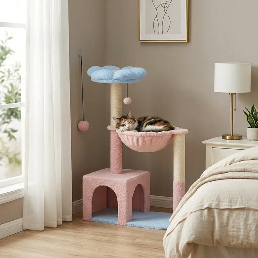 arbre à chat fleurs avec chat qui dort dans un intérieur cosy chambre