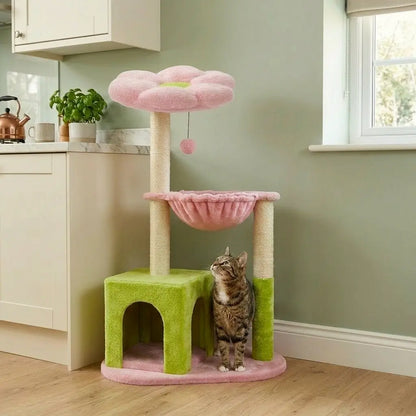 arbre à chat fleurs design dans une cuisine moderne avec chat observant