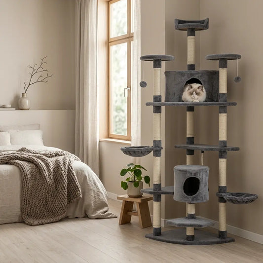 arbre à chat géant xxl installé dans une chambre avec plusieurs plateformes niches et hamac