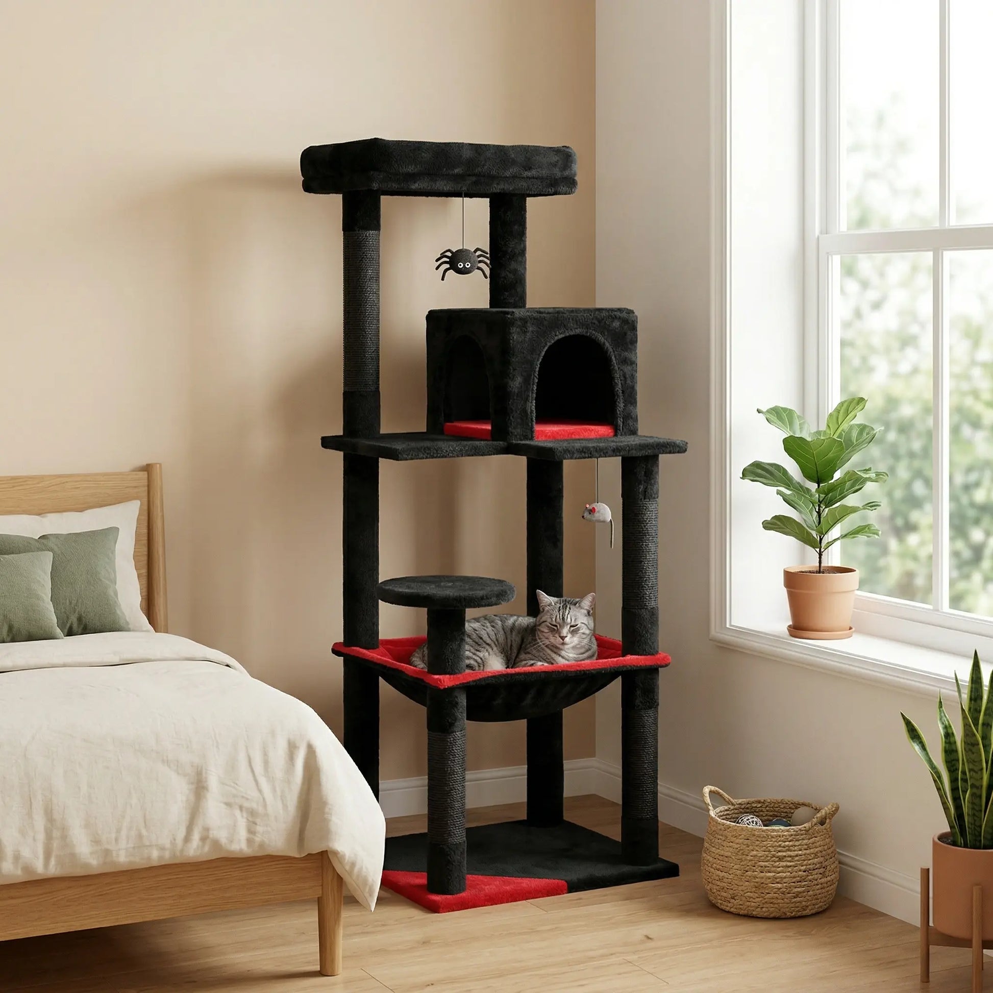 arbre à chat noir avec hamac et plateforme dans une chambre avec chat allongé