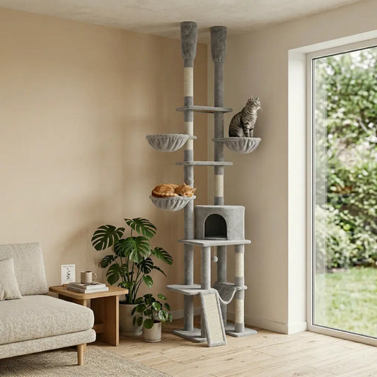 arbre à chat sol au plafond gris avec hamacs et niches dans un salon moderne