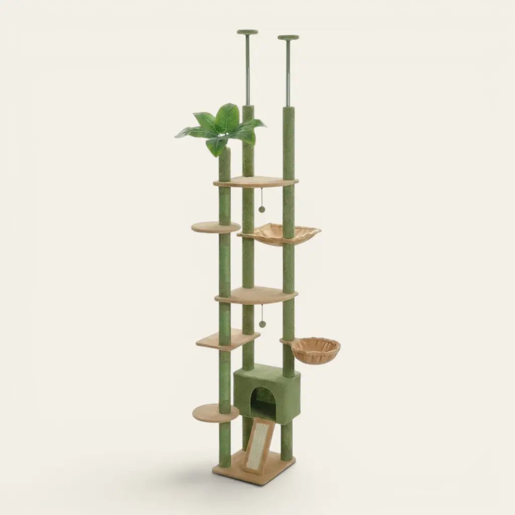Arbre à chat du sol au plafond style naturel avec plateformes, niche, griffoir et couchages suspendus
