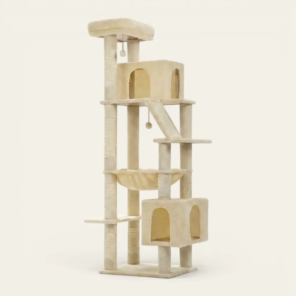 Arbre à chat stable beige avec double niche, hamac suspendu, rampe d’accès, plateformes d’observation et poteaux griffoirs en sisal pour chats d’intérieur.