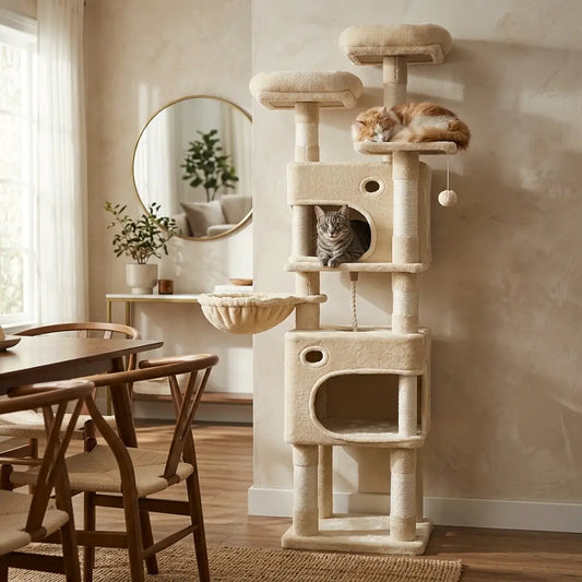 arbre à chat stable beige avec plateformes et niches dans un salon cosy avec deux chats