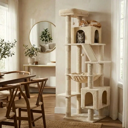 arbre à chat stable beige avec plateformes et niches dans un salon cosy avec deux chats