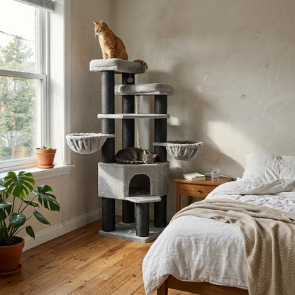 Arbre à chat très grand installé dans une chambre avec un chat adulte observant depuis la plateforme supérieure