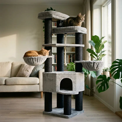 Arbre à chat très grand dans un salon moderne avec plusieurs chats profitant des espaces de repos