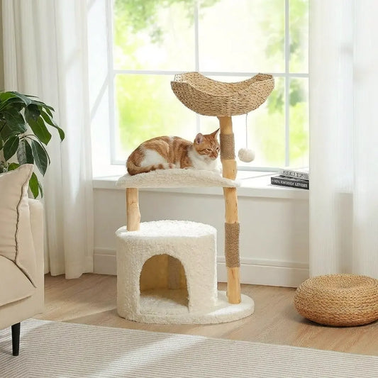 arbre à chat scandinave avec chat allongé près d’une fenêtre sur plateforme confortable