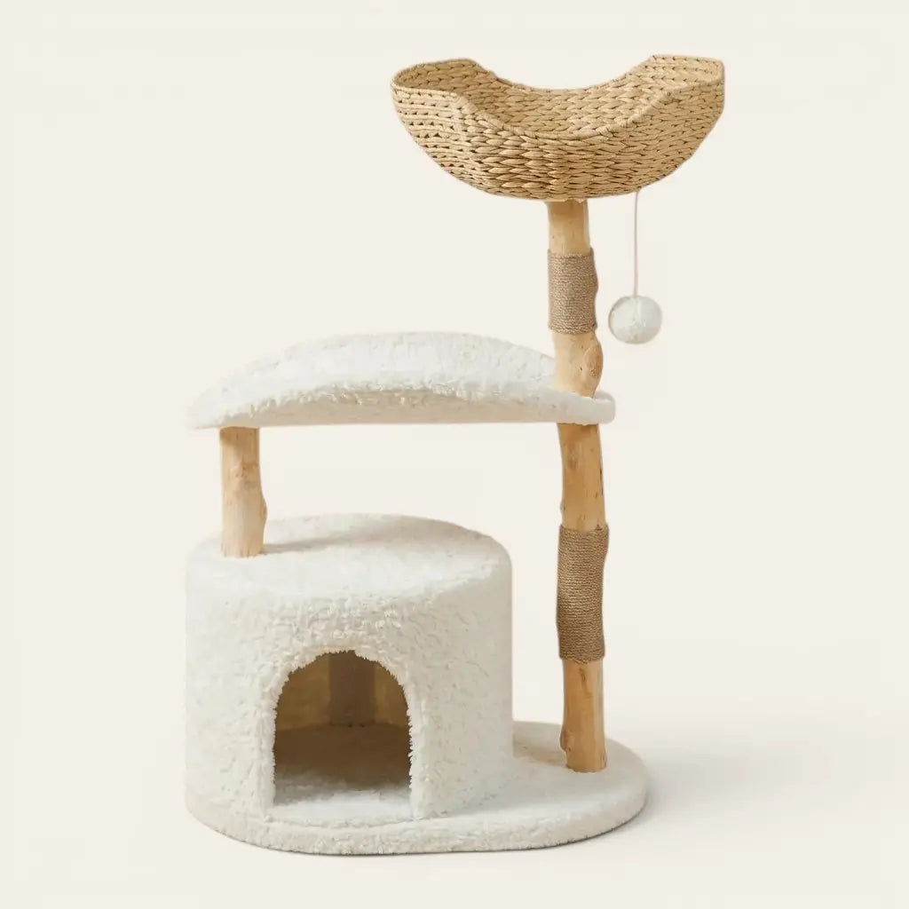 arbre à chat scandinave avec panier en osier et plateforme douce pour le repos du chat