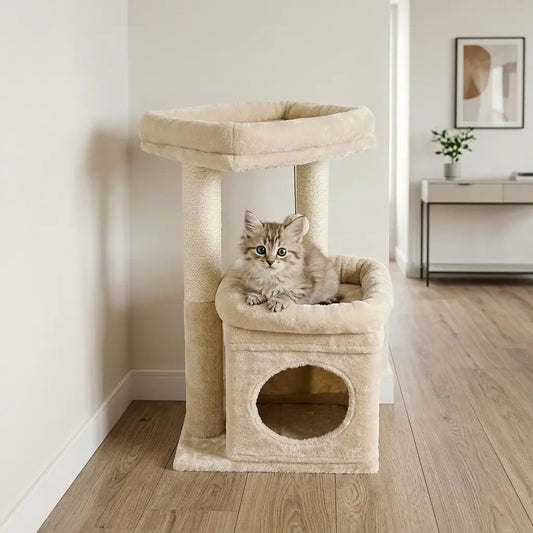 chaton arbre à chat beige installé dans un salon avec niche et couchage moelleux