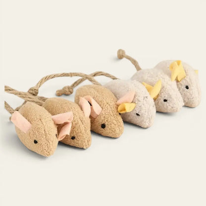 Doudou pour chat assorti avec souris en peluche aux couleurs naturelles, jouet interactif pour chats d’intérieur.
