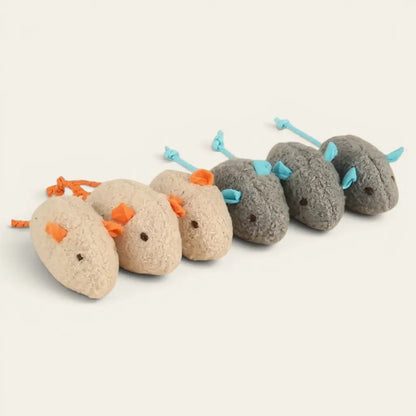 Doudou pour chat en peluche avec souris aux couleurs assorties, jouet léger idéal pour jouer, attraper et transporter.