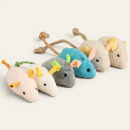 Collection de doudous pour chat en forme de souris douces avec textures variées pour stimuler le jeu et l’exploration.