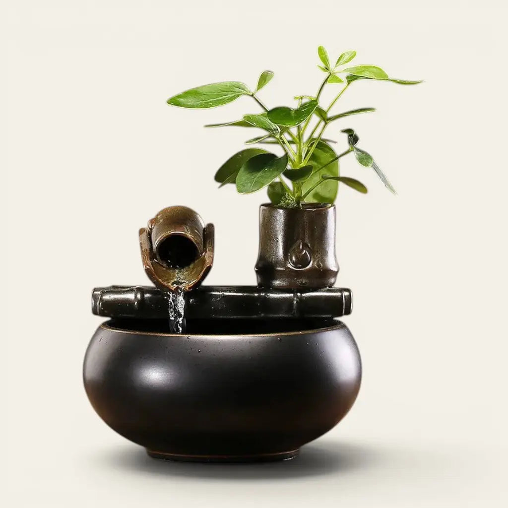 Fontaine céramique noir design avec bambou décoratif et plante verte pour une ambiance zen