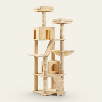 Grand arbre à chat beige avec rampe d’accès, niche surélevée, plateformes de repos et poteaux à griffer en sisal pour le confort du chat.