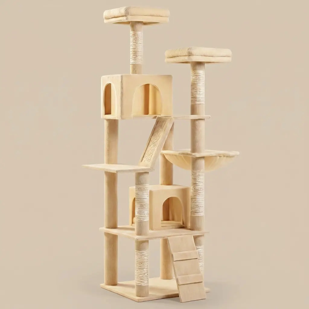 Grand arbre à chat beige avec rampe d'accès, niches confortables et plateformes adaptées aux chats de tous âges.