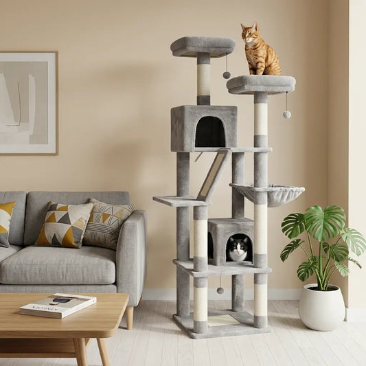 grand arbre à chat gris dans un salon avec canapé, niches et plateformes pour chat actif et repos  