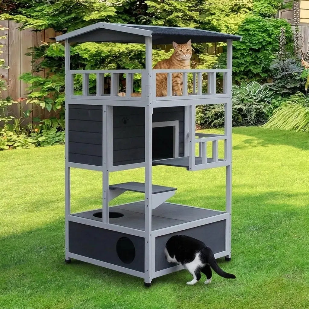 Grande maison chat extérieur en bois avec plusieurs espaces de repos pour chats dans un jardin élégant et calme.