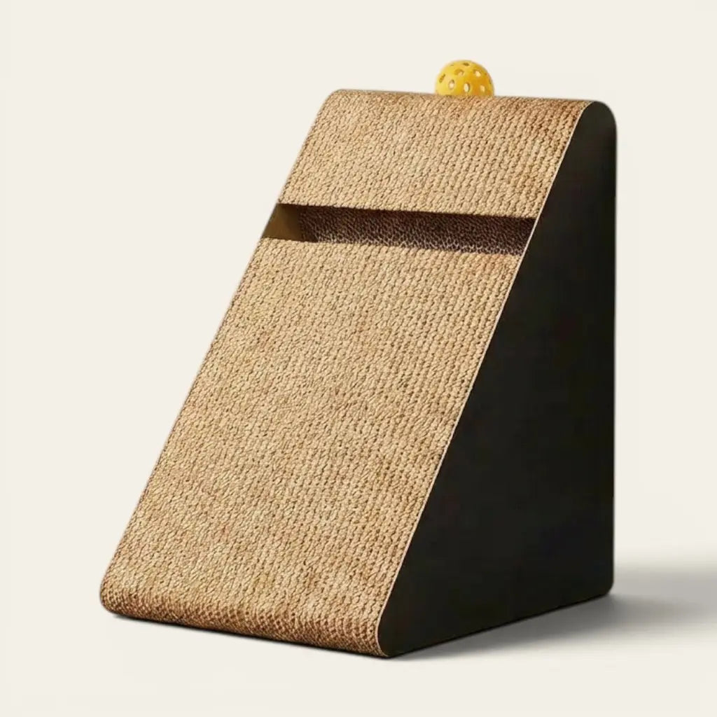 Griffoir vertical design pour chat avec surface en carton résistante et balle de jeu intégrée pour chats d'intérieur