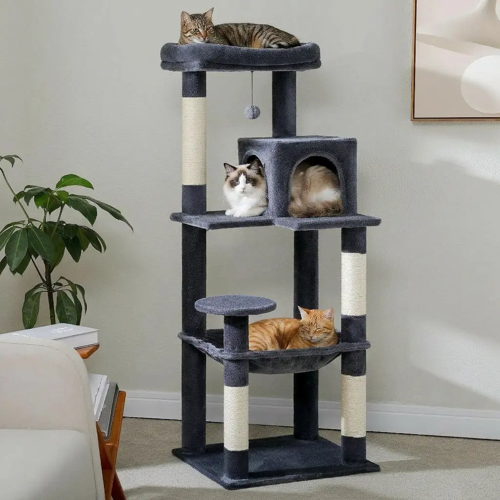 gros arbre à chat multiniveaux avec plusieurs chats, plateformes larges et espaces de repos confortables  