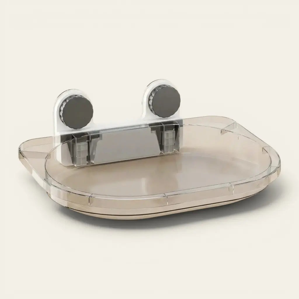 Hamac pour chat ventouse en acrylique fumé transparent conçu pour créer un espace de détente près d’une fenêtre.