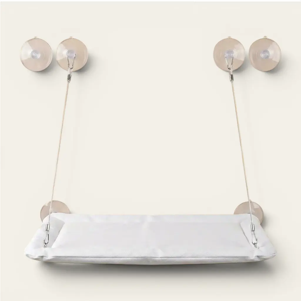 Hamac pour chat ventouse blanc suspendu à une vitre grâce à des ventouses renforcées pour un repos en hauteur.