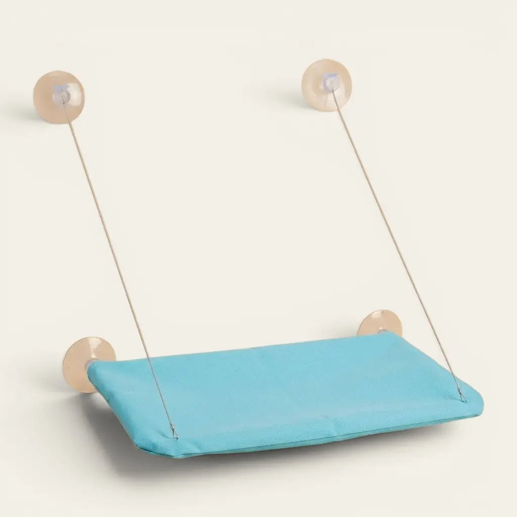 Hamac pour chat ventouse bleu avec support de fenêtre robuste offrant un couchage suspendu agréable pour chat.