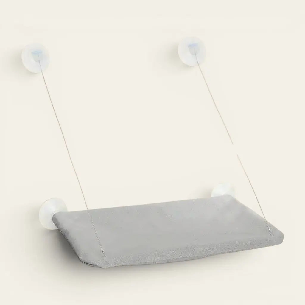 Hamac pour chat à ventouse gris avec fixation sécurisée sur vitre pour un couchage suspendu confortable.
