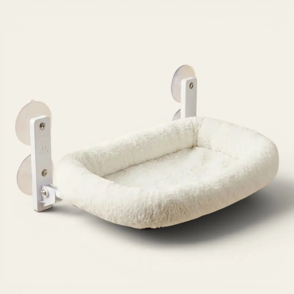 Hamac ventouse fenêtre chat blanc avec rebords moelleux et fixation renforcée pour observer l'extérieur en toute sécurité.