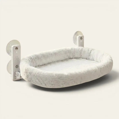 Hamac ventouse fenêtre chat confortable avec coussin doux et support à ventouses pour offrir un espace de repos en hauteur.