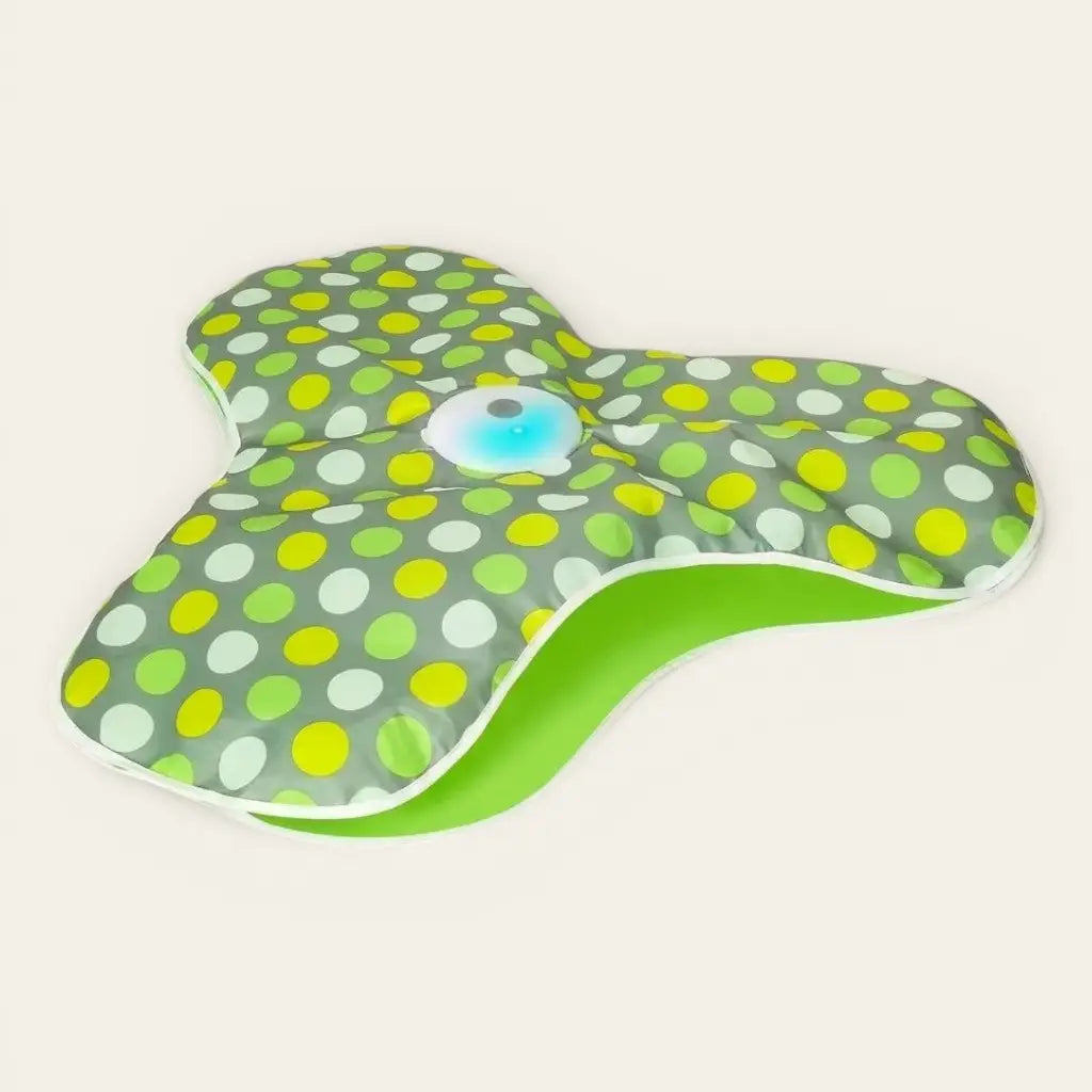 Jeu intelligence chat sous forme de tapis interactif vert à pois avec module central lumineux favorisant la réflexion et l’instinct de chasse.