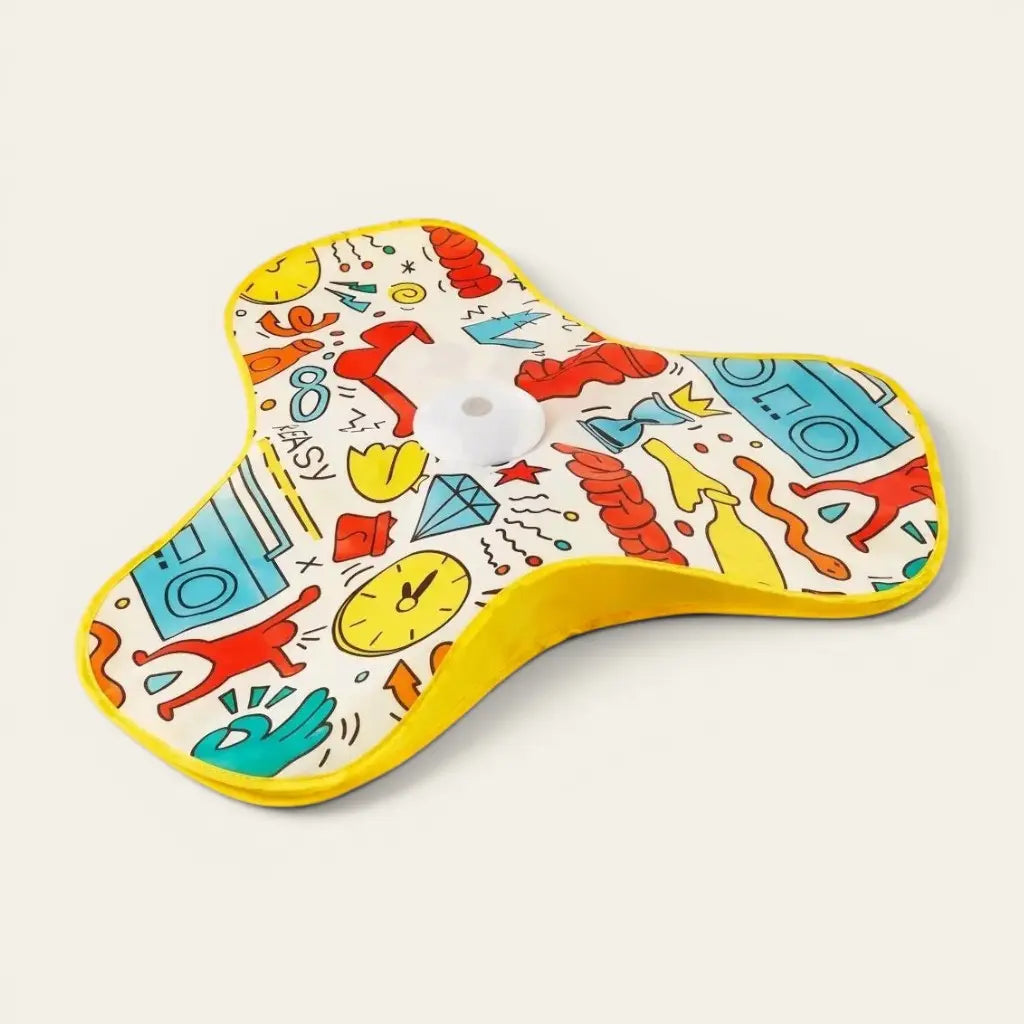 Jeu intelligence chat avec tapis sensoriel jaune aux illustrations ludiques conçu pour encourager le jeu, l’exploration et la stimulation cognitive.