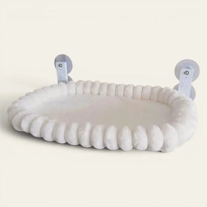 Lit pour chat blanc à fixer sur fenêtre avec ventouses renforcées et rebords moelleux pour un confort optimal.