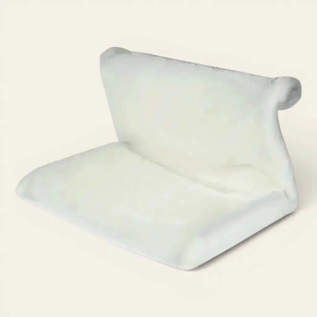Lit radiateur pour chat blanc avec revêtement moelleux conçu pour procurer chaleur et bien-être au quotidien.