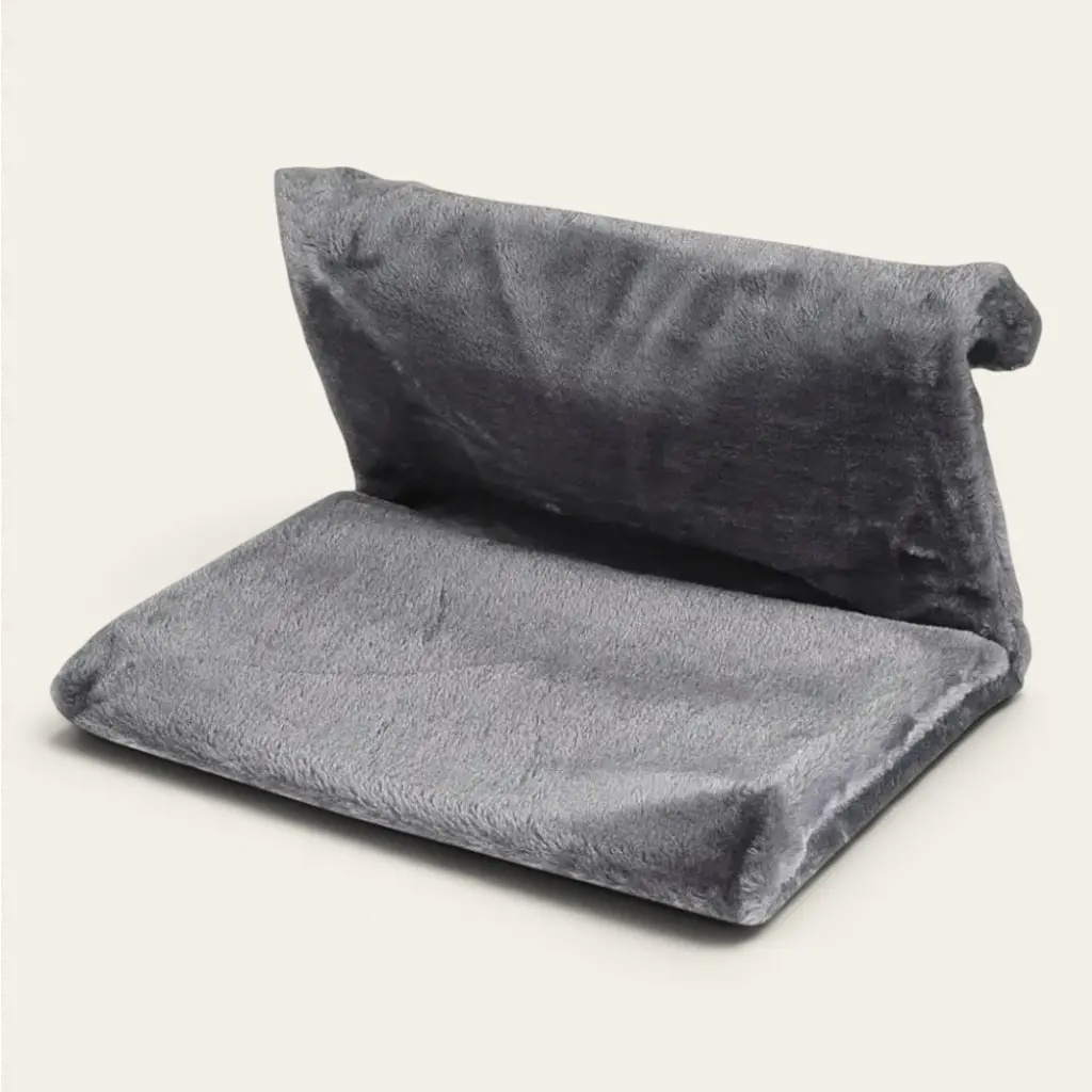 Lit radiateur pour chat gris en tissu peluche doux offrant un couchage chaud et confortable près du radiateur.