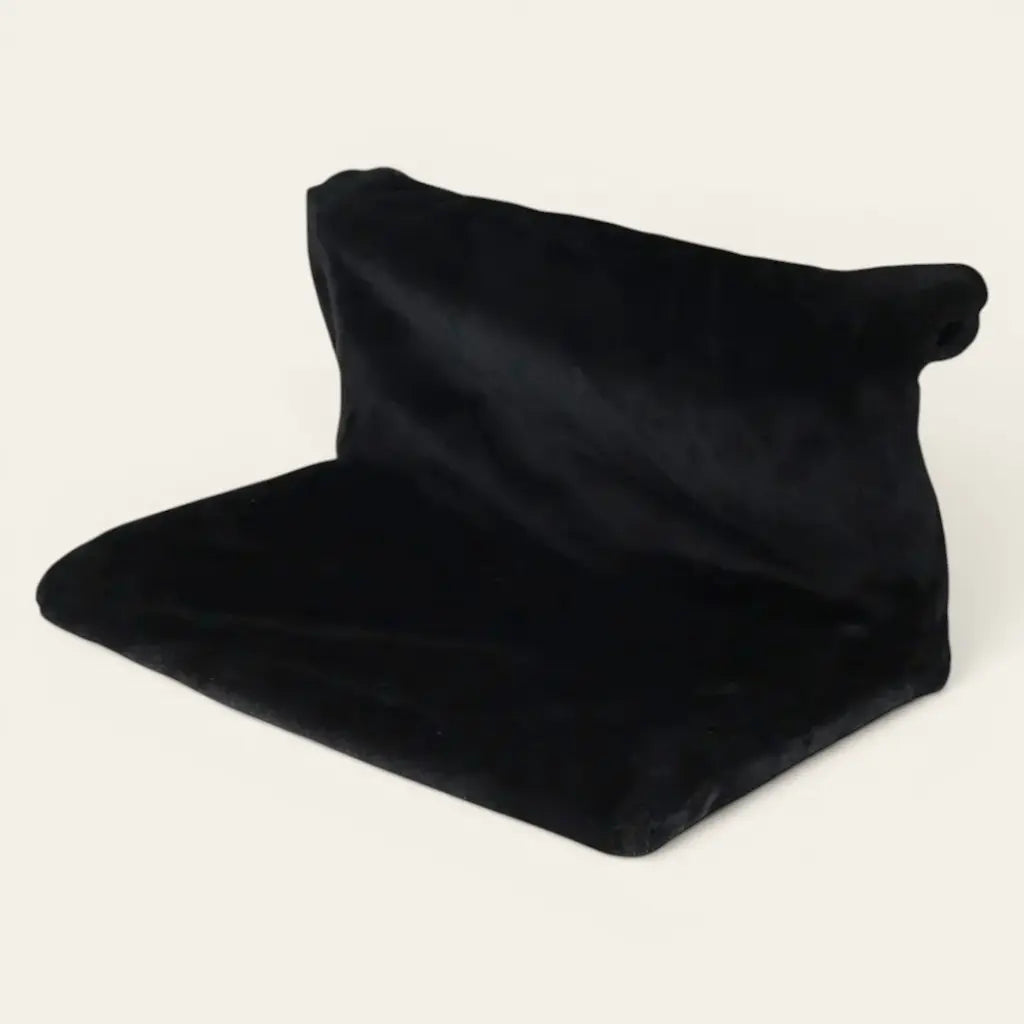 Lit radiateur pour chat noir en peluche douce permettant à votre félin de se reposer confortablement au chaud.