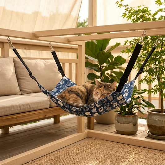 lit suspendu pour chat en exterieur avec motif bleu et chat relaxe dans un hamac suspendu