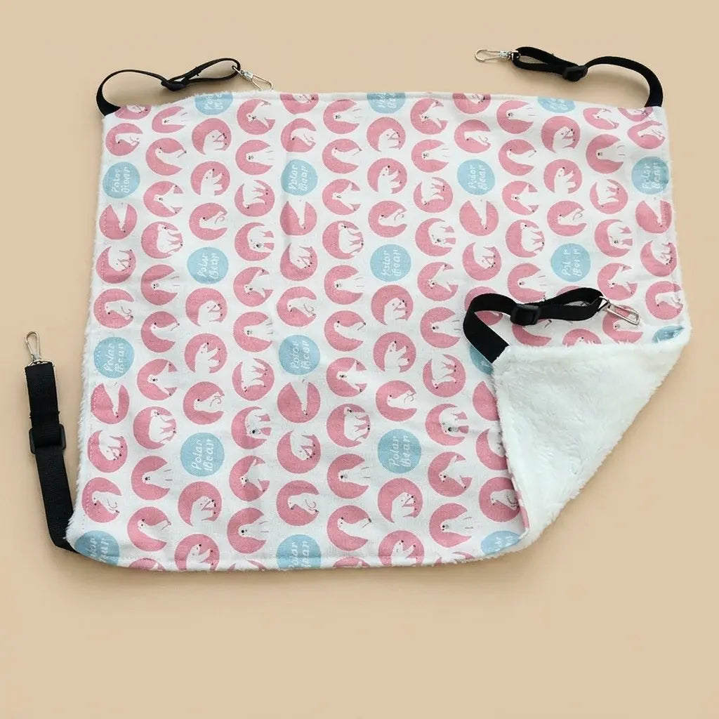 lit suspendu pour chat avec motif rose et interieur moelleux pour confort optimal du chat