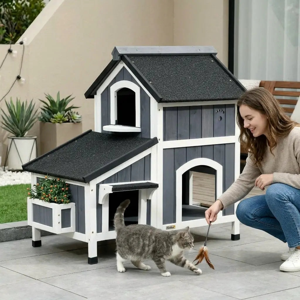 Maison chat extérieur confortable avec plusieurs accès et espaces de repos dans un jardin moderne.