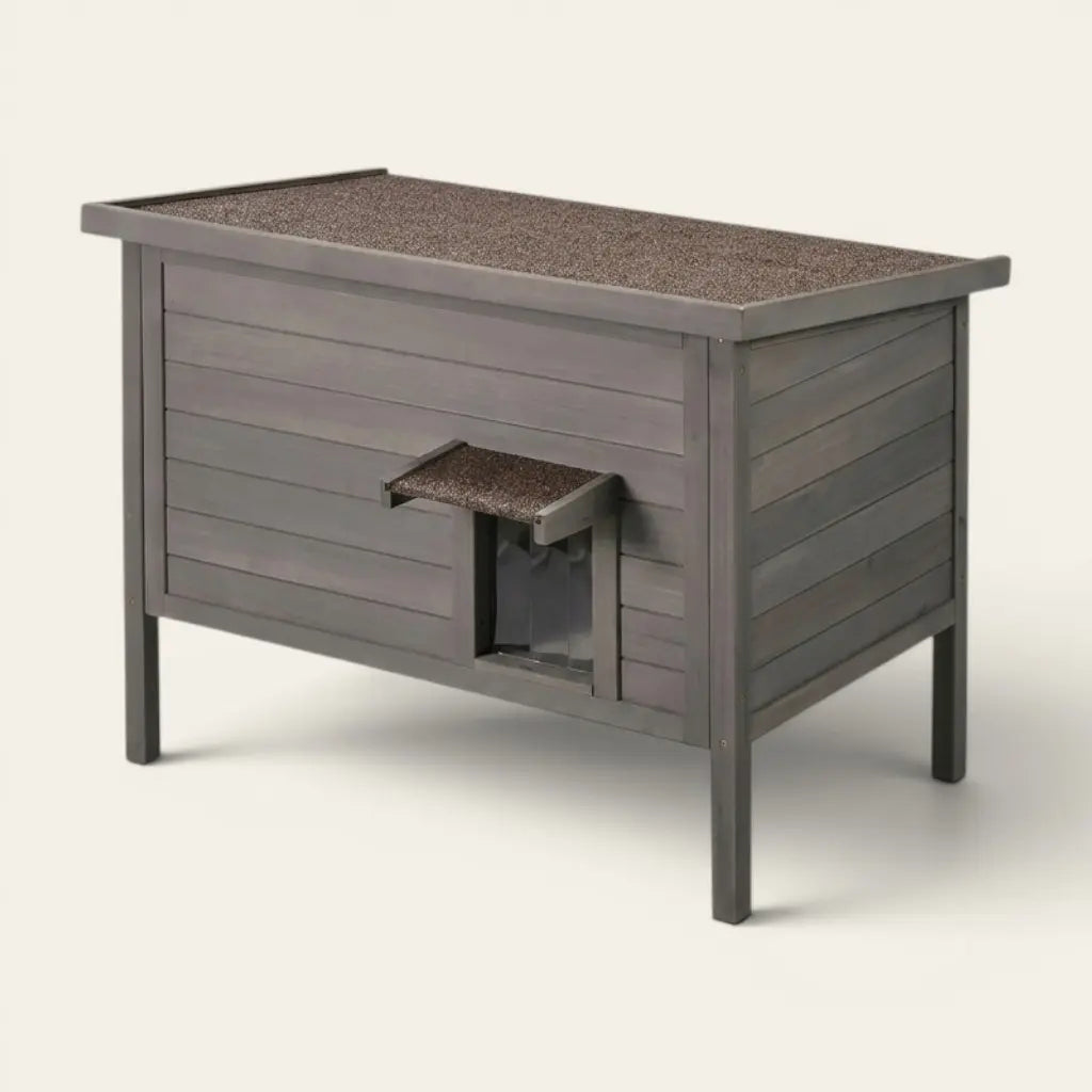 Maison chat extérieur toutes saisons en finition gris anthracite avec espace abrité conçu pour protéger le chat des intempéries.