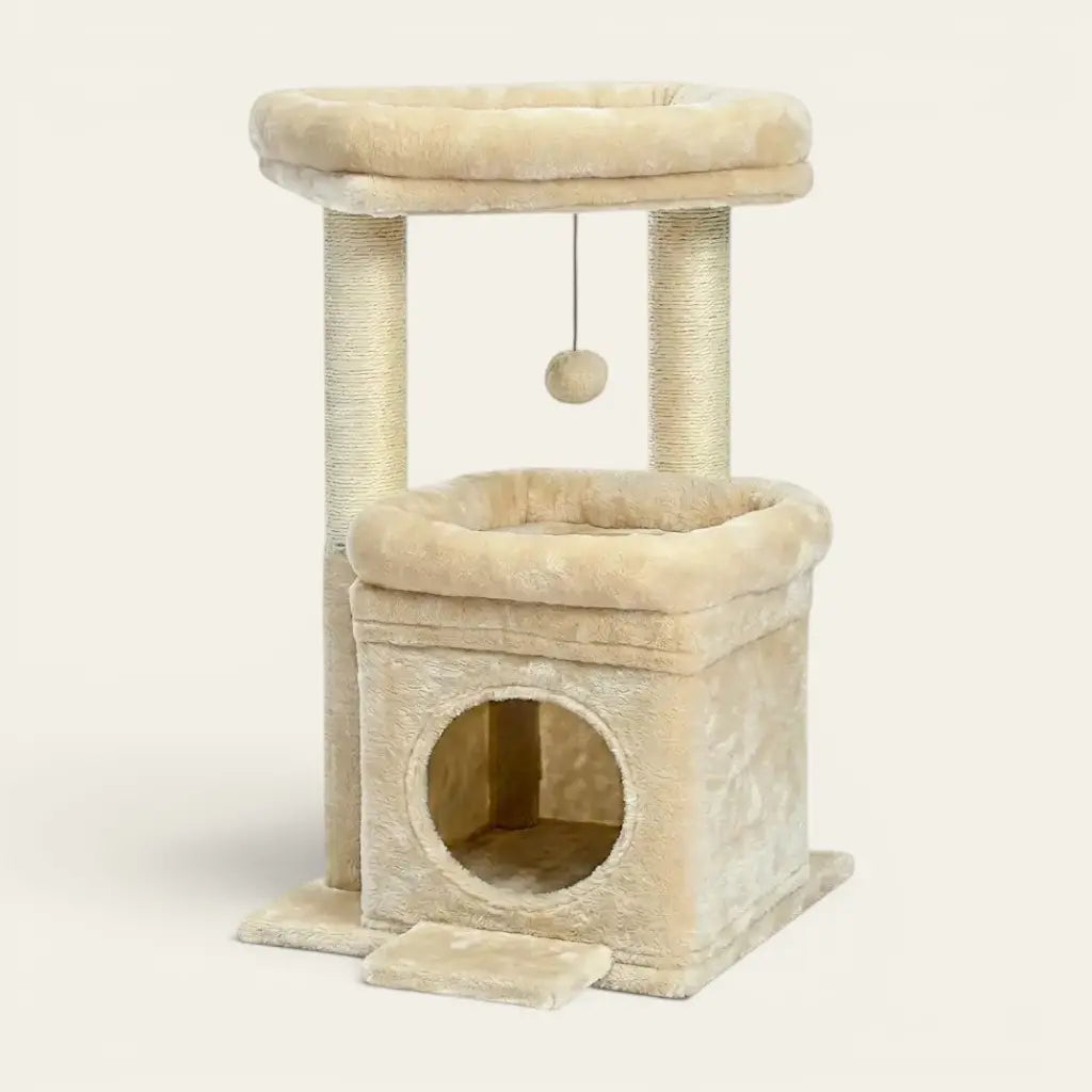 Mini arbre à chat beige avec niche fermée, plateforme rembourrée et balle suspendue pour le jeu